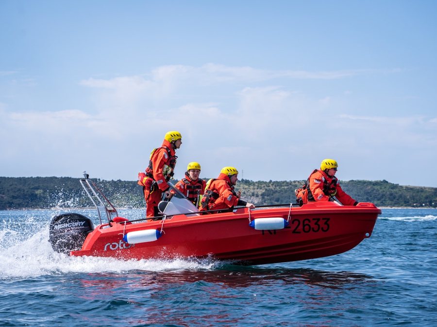 ROTO Nautica Hydra 450 Rescue under way with a four-person crew