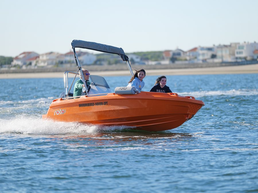 ROTO Nautica Hydra 460 Family under way with five people aboard