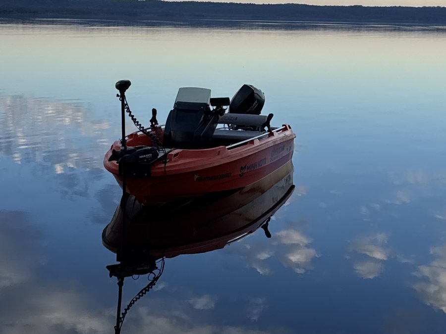 Hydra 450 lying at anchor on a still lake at first light